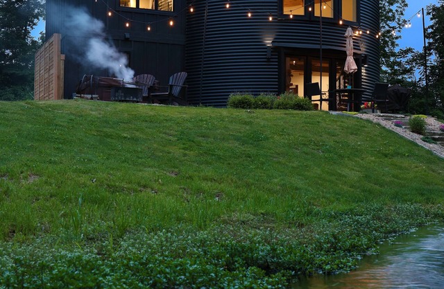 The Grain Binn: Lux / hot tub / unique stay/ king bed / gas fireplace