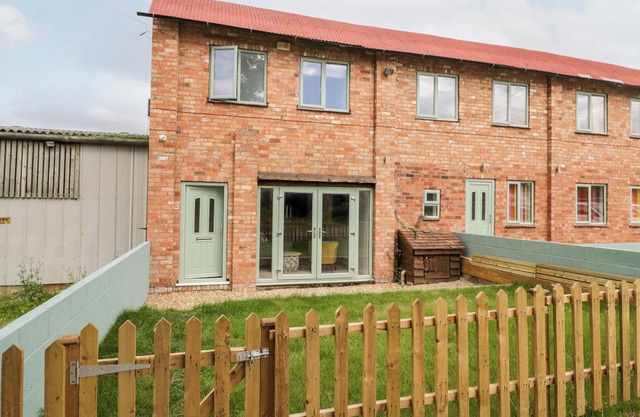THE GRANARY COTTAGE, pet friendly, with a garden in Worcester