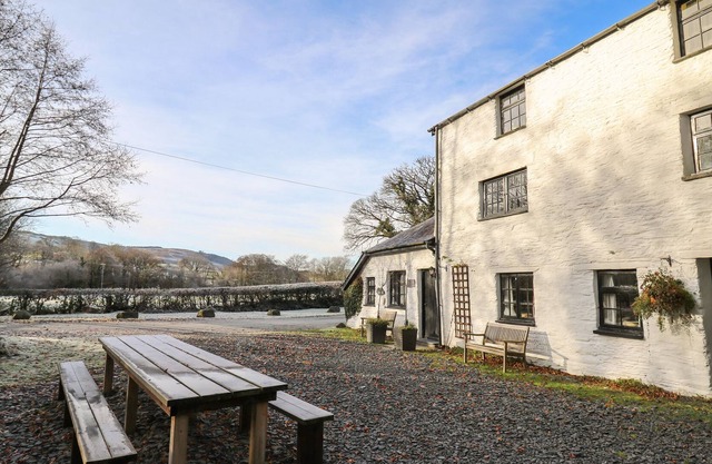 THE GRANARY, family friendly, with open fire in Machynlleth