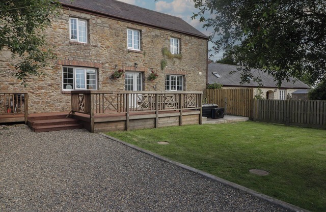 THE GRANARY, pet friendly, with hot tub in Saundersfoot