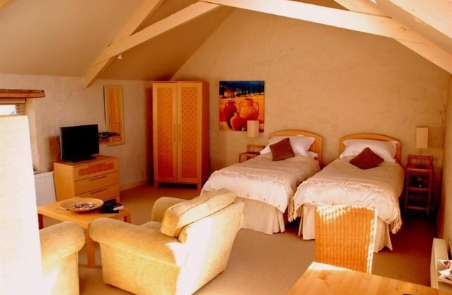The Granary Suite: A spacious Double/Twin suite