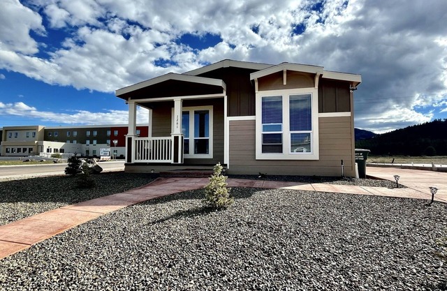 The Grand Getaway - Family Friendly, Walk to Grand Canyon Railway & Route 66!