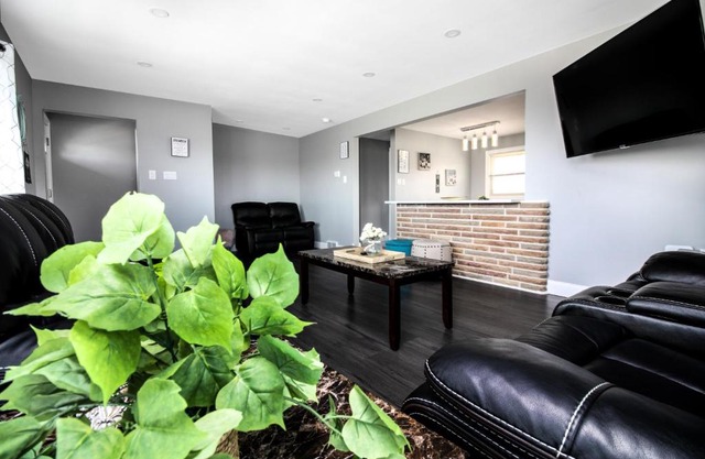 The Grand Gorge Villa-With Private Yard & Parking, Minutes From Falls & Casino by Niagara Hospitaliy