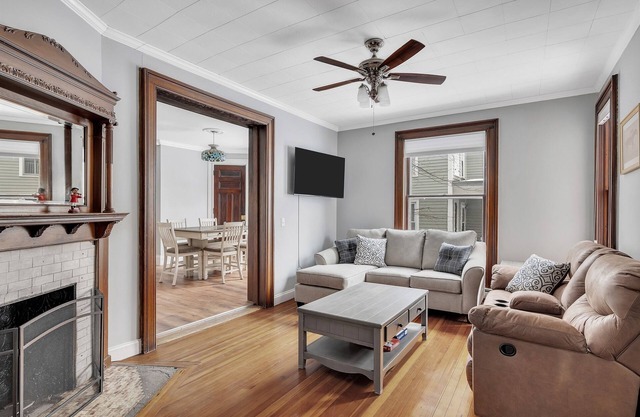 The Grand Mare Whitney | King Bed | Sleeps 4