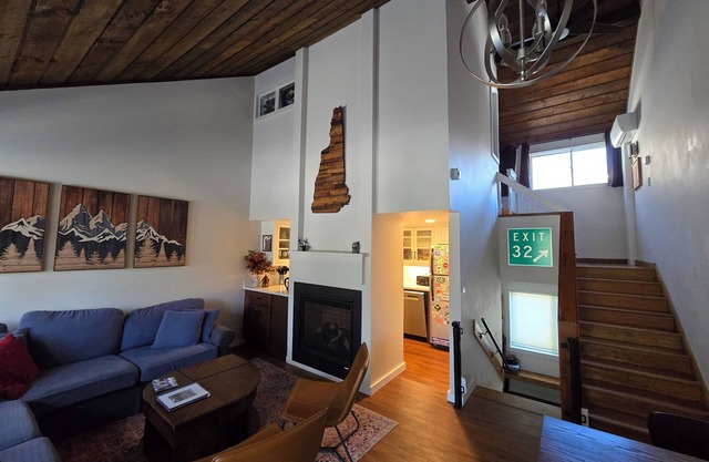 The Granite Ledge: 3 bed,1.5 bath townhouse w/AC. Across from Loon MTN, Sleeps 8