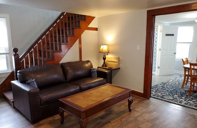 The Grape Vine- Newly Remodeled 3 Bedroom Apartment