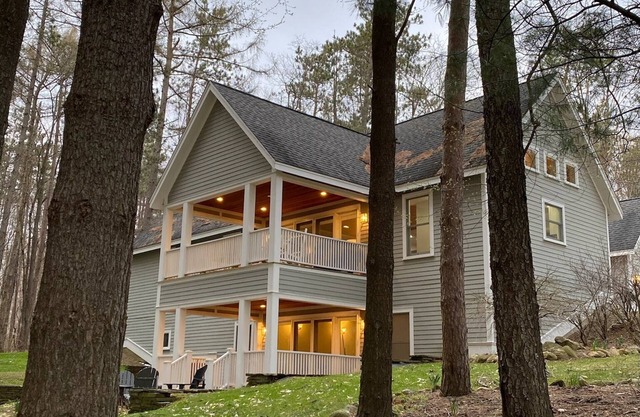 The Gray Owl - A Modern Cottage for 8 with Hot tub