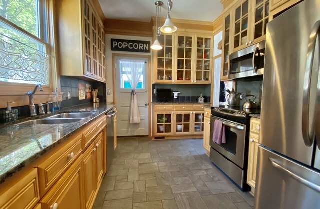 The GREAT CATSBY 4bd Queen Anne historic home, walk to town