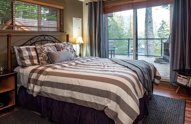 The Great Escape - Port Renfrew - Cottage & Bunkhouse - secluded with Private Hot Tub