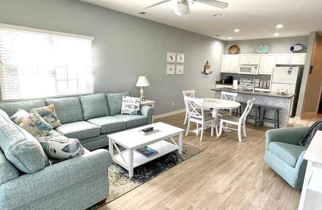 The Great Escape - Updated and spacious condo