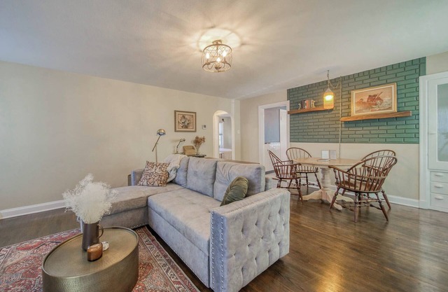 The Green Acres Cottage - Charming 2 Bedroom near S&T and Acorn Trail in Rolla.