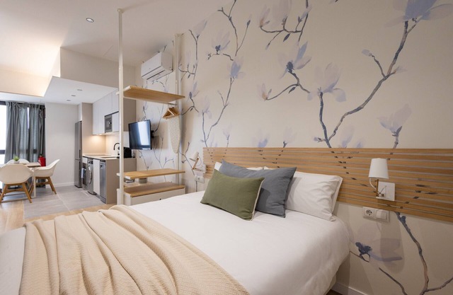 The Green Apartment III by Florit Flats