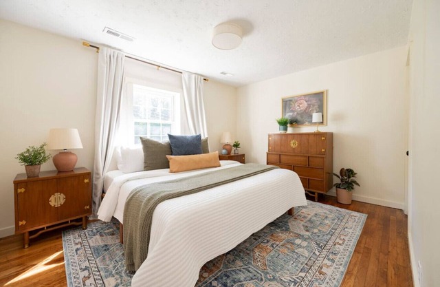 The Green Bungalow | KING Bed | WiFi | *Fire Pit*