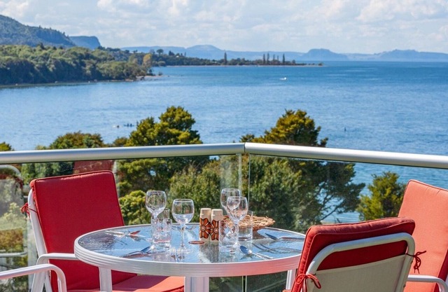 The Green Deck - Pukawa Holiday Home, PUKAWA BAY