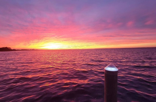Waterfront Oasis on Albemarle Sound, Pier, Decks, Amazing Views. Sleeps 6