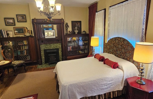 The Greenbrier, Relaxing 4-bedroom Bed & Breakfast in Historic Alderson, WV, with AC, WiFi