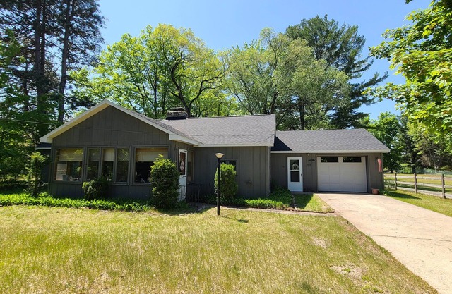 THE GREY HAVENS: Cozy Cottage w/ Private Torch Lake Frontage