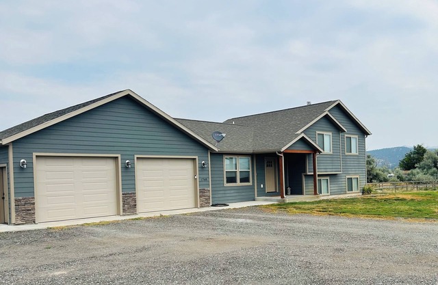 The Grey House is 2 minutes to the Lake 5 minutes to Fox Ridge golf course.