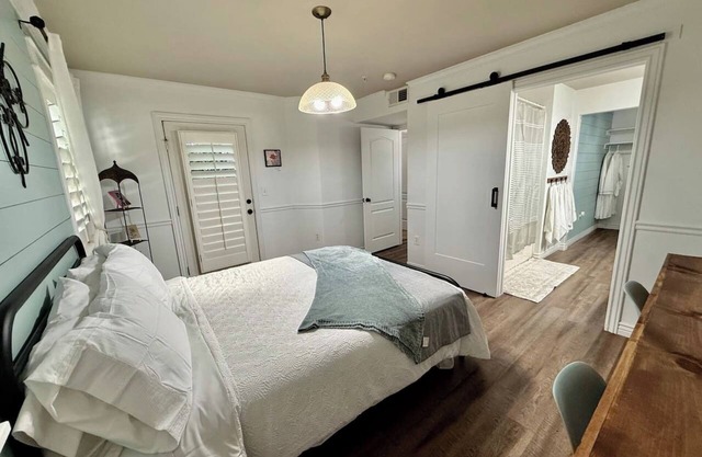 The Grove Getaway-Centrally Located