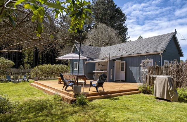 The Grove - Quaint Mendocino cottage just minutes from the beach!