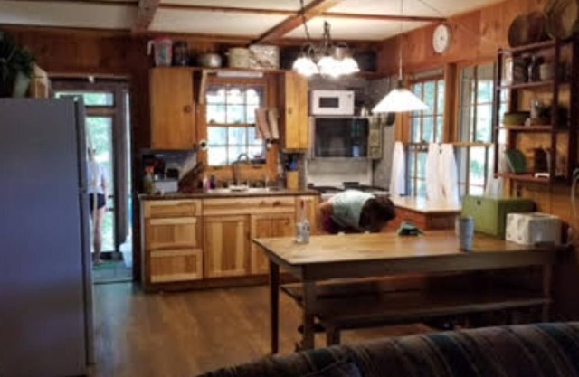 Singwako (Guest Cabin) Lakeside cabin with large screened in porch and fireplace