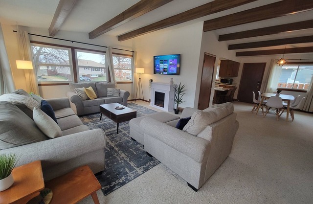The Gwen / Charming 2-bedroom upstairs apartment in quiet duplex