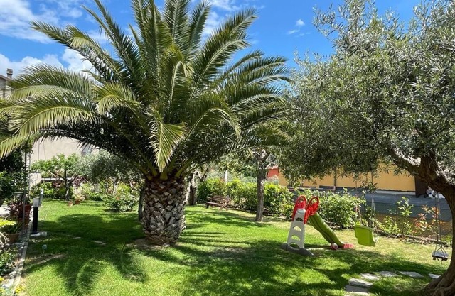 Immerso nel verde e vicino al lago, appartamento per famiglie con giardino.