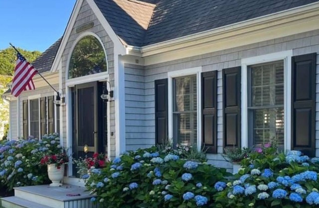 "The Half Shell" Cottage im Dorf Osterville
