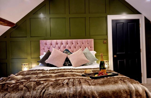 The Hamilton Luxury Let - The Cruck