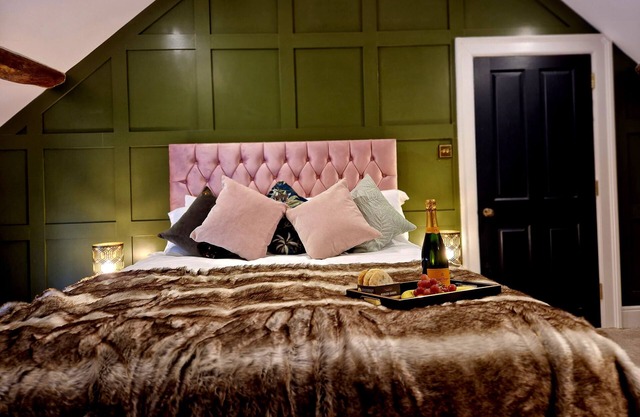 The Hamilton Luxury Let - The Cruck