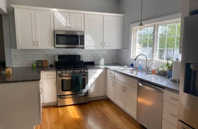 "The Hampton", Modern Coastal Charm. 3BR, 5-minute drive to the beach.