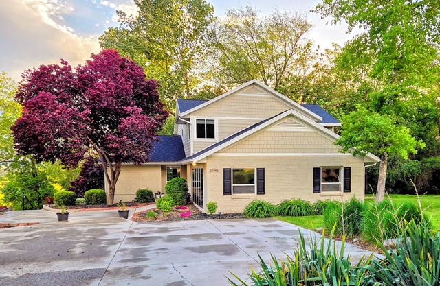 The Happy Valley Home-Newly Remodeled Home, Huge & Spacious Yard, Amazing Views