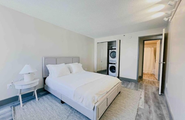 The Hartford Skyline - Stylish Downtown Condo with Wifi Gym