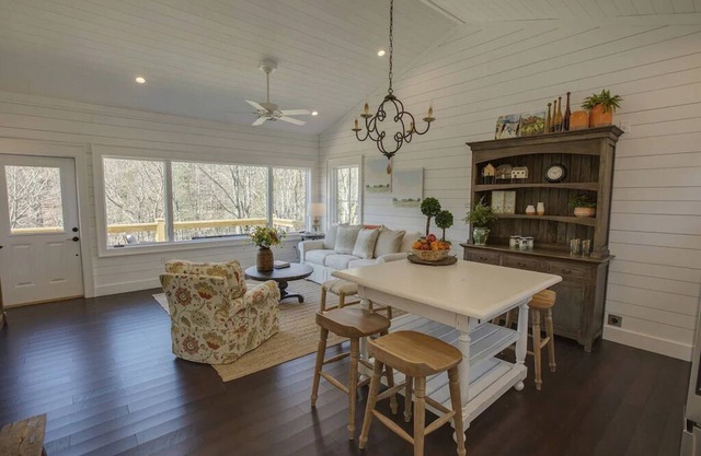 The Harvest House Cottage - Mountain Vineyard Getaway