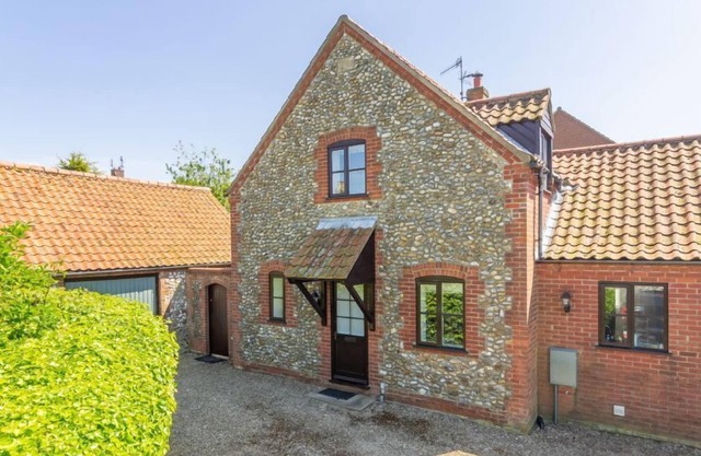 Modernes, freistehendes Haus in einem schlichten Stil am Meer