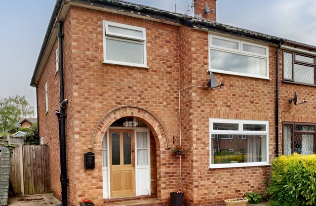 THE HAWTHORNS, pet friendly, character holiday cottage in Christleton