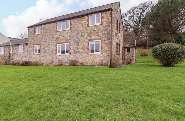 THE HAYLOFT COTTAGE APARTMENT, pet friendly in Lyme Regis