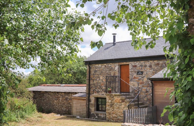 THE HAYLOFT, luxury holiday cottage, with open fire in Helston