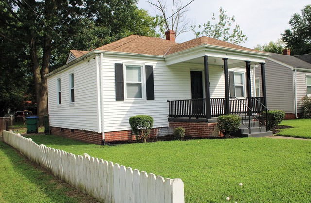 The heart of Richmond Charming 2-bedroom house with WiFi, AC Free parking