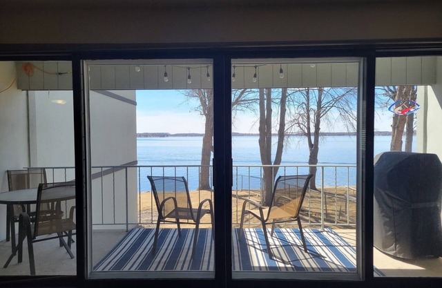 The heartbeat of lakes Cozy 2-bedroom condo on the lake, charming Detroit Lakes
