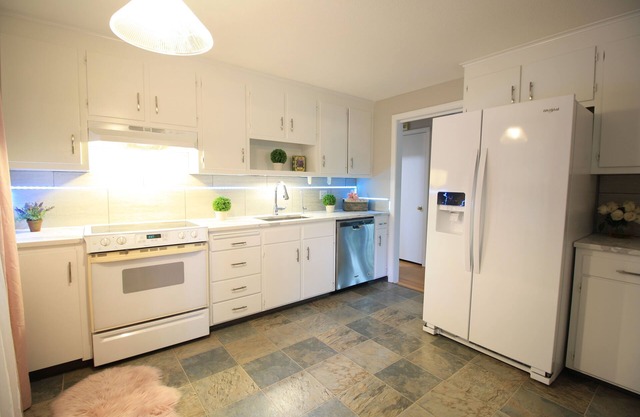 The Heavenly Nest. A charming 3-bedroom house with AC, WiFi in quaint Cheshire