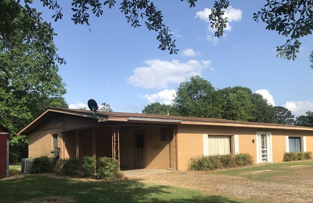 The Hemp House- Ten minutes to Mill Creek boat launches at Toledo Bend.