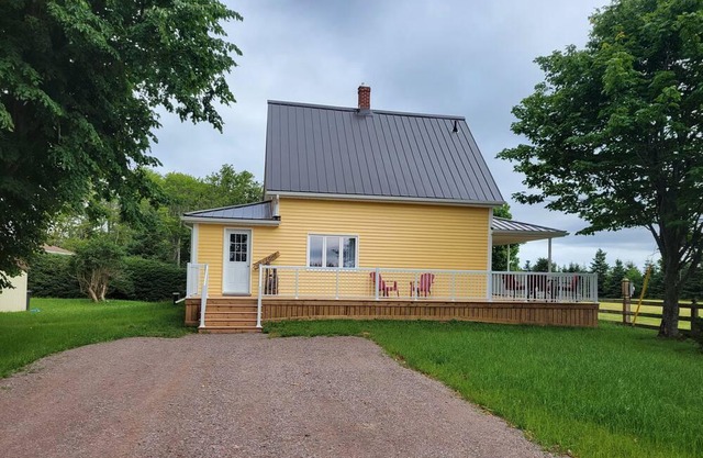 The Henderson Homestead - Completely Renovated Home, Quiet and Centrally Located