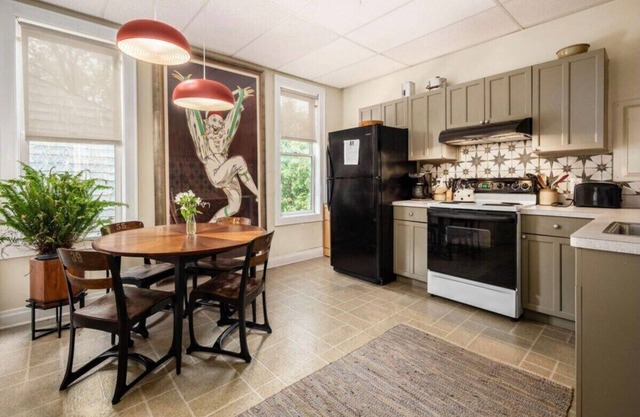 The Henri: Steps from Schiller, Free Parking!