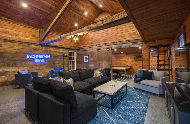 The Hensonville Honeypot - Hottub, Movie Theatre & Mountain Bikes!