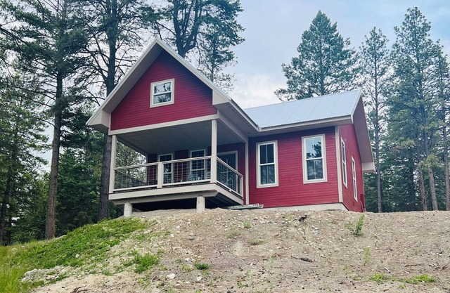 Grand Opening Pricing! 401A Cozy Cabin with views of Flathead Lake