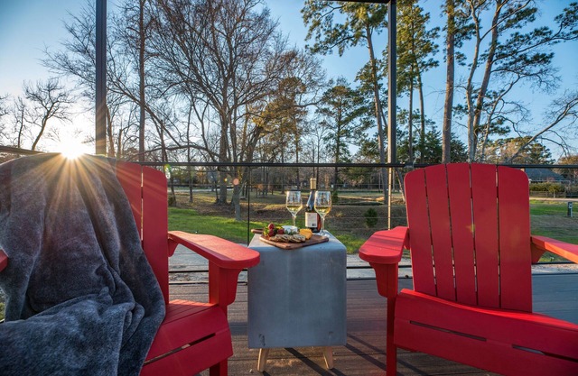 The Hickory: 2 mins to Lake Conroe! Rooftop deck, Heated Pool, Fire Pit