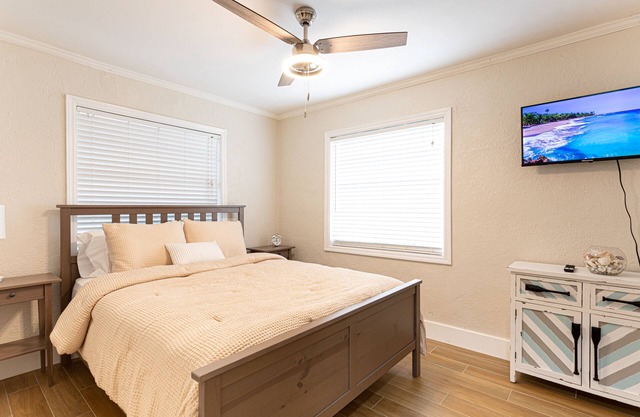 The Hidden Gem - 2 bedroom -Close to Beach