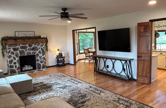 The Hidden Maple - 10 minutes to MSU - Pet & Kid Friendly - Secluded with Pond!