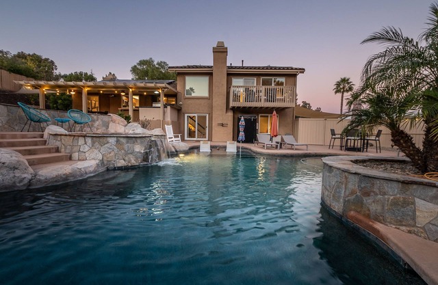 The Hidden Retreat- Pool Slide/Game Room/Mini Golf/ Pool & Hot Tub